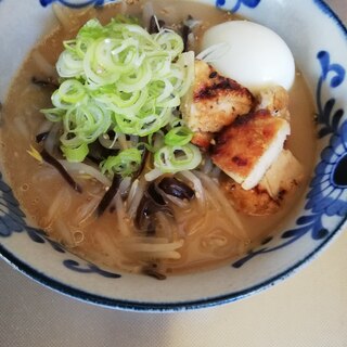 きくらげともやしのとんこつラーメン